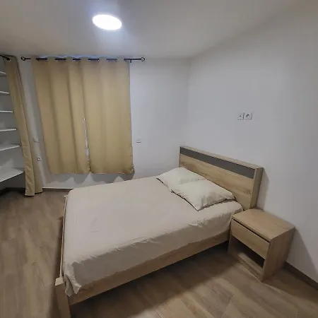 Rez-de-chaussee * קרנטן